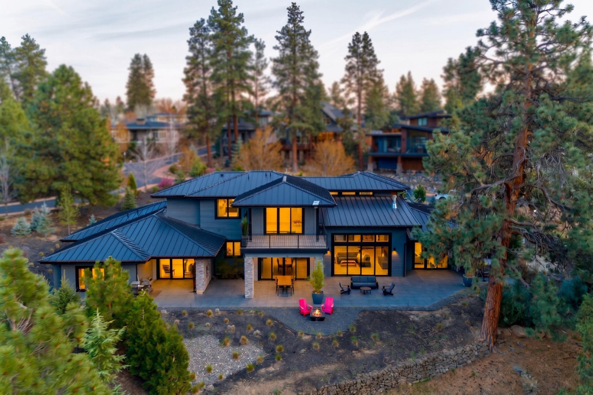 Deschutes River home in Bend, Oregon surrounded by Central Oregon ponderosa pines